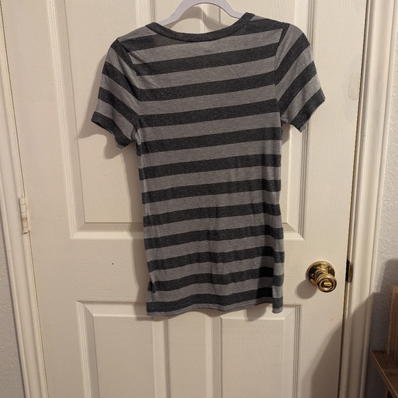 5/$20🩵 Old Navy Vintage Women's Vneck Tshirt - Picture 5 of 8